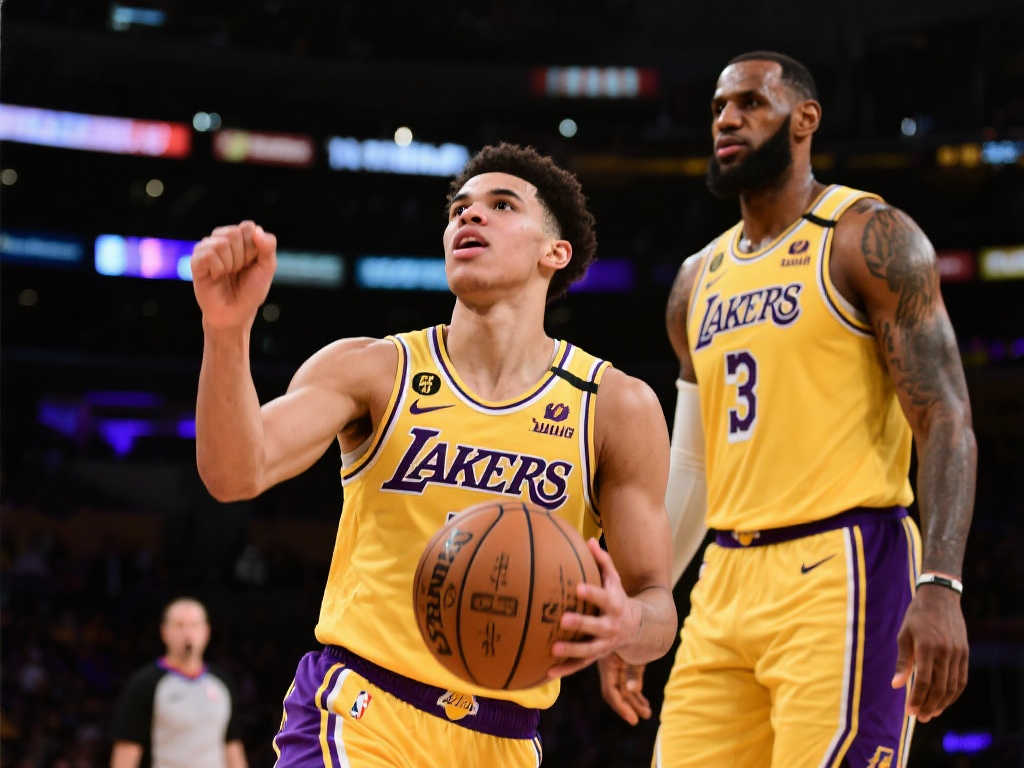 与球队紧紧 与球队紧紧